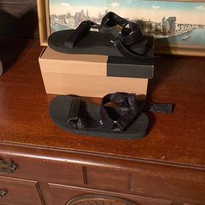 Teva size 6 j universal sandals, new in box
